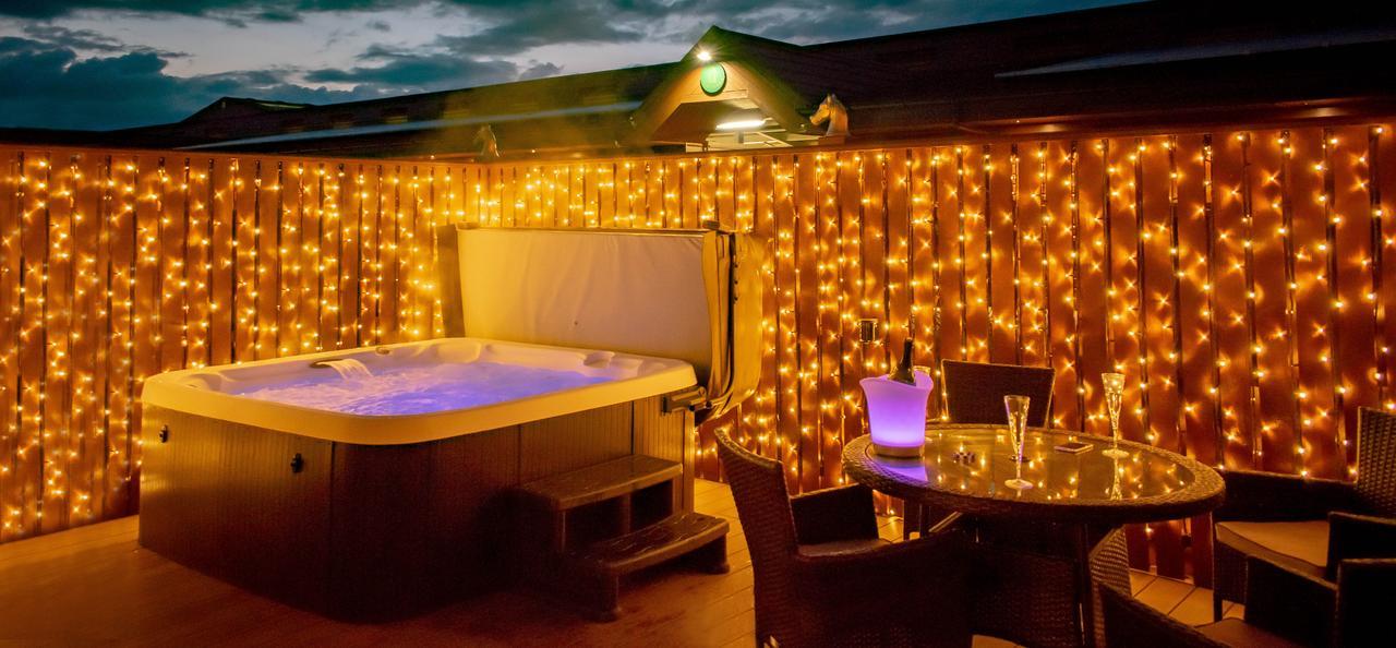 Three-Bedroom Lodge Private Hot Tub
