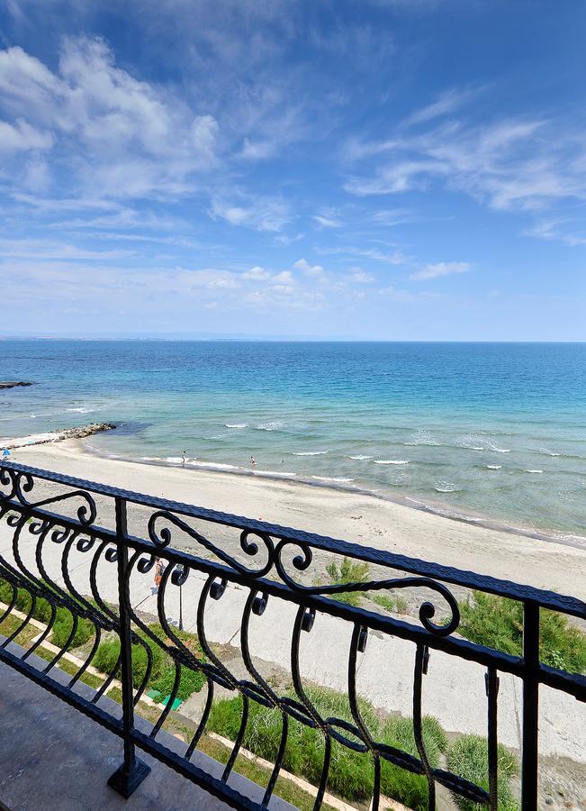 One-Bedroom Apartment Sea View