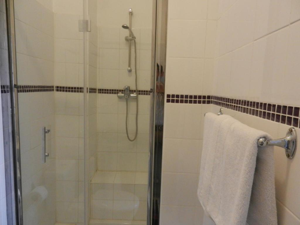 Chambre Double avec Salle de Bains et Toilettes Privatives