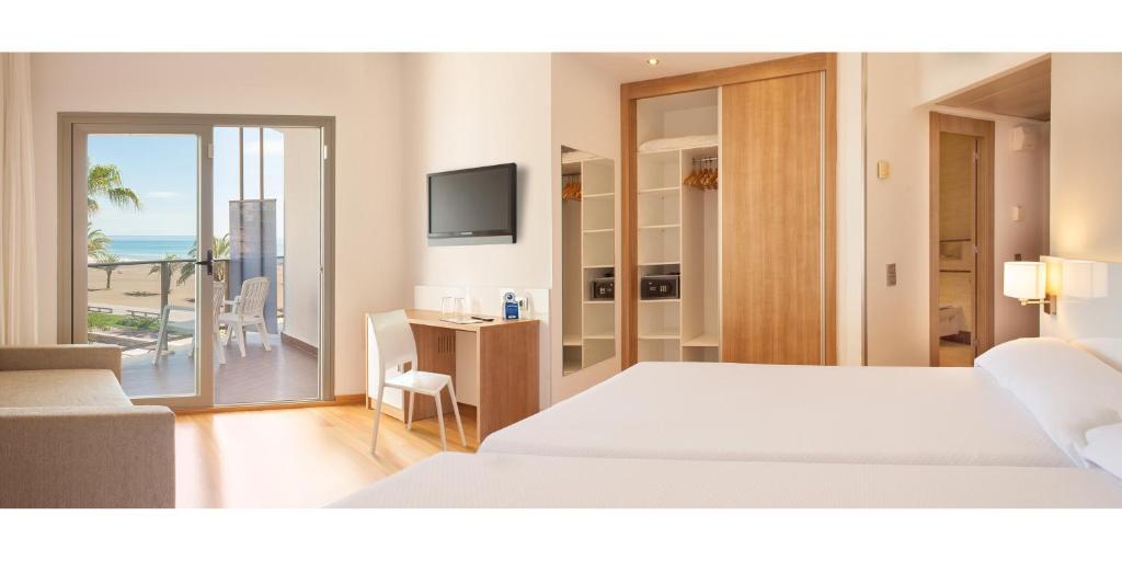 Twin Room with Partial Sea View and Terrace (2 Adults + 2 Children)