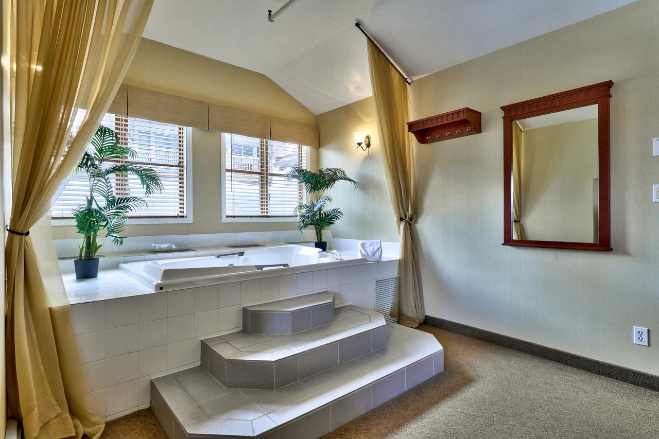 King Suite Spa Bath