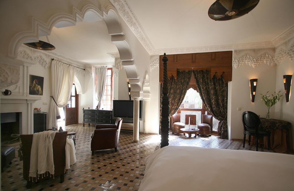 Suite con cama grande y balcón