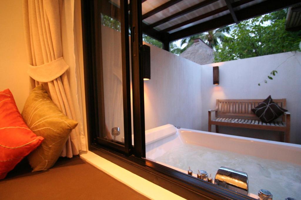 Habitación con cama extragrande y bañera de hidromasaje