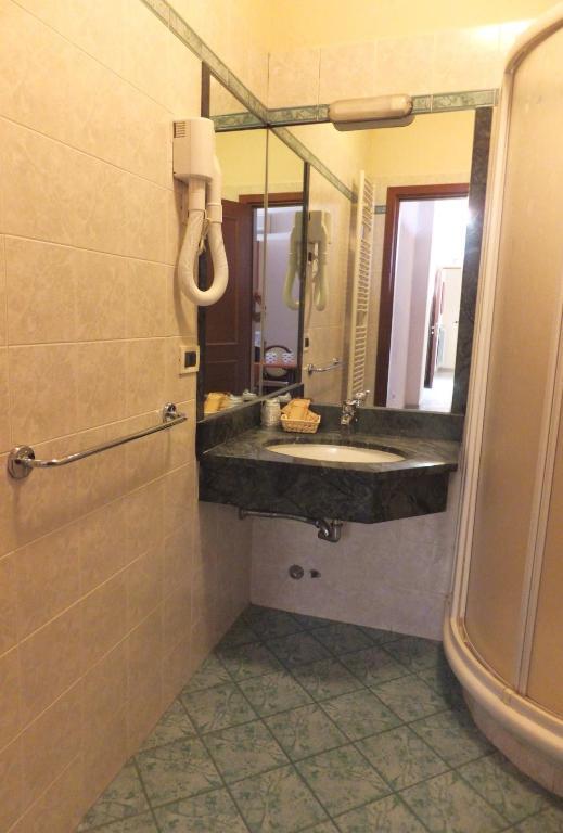 Quarto com Cama de Casal ou 2 de Solteiro