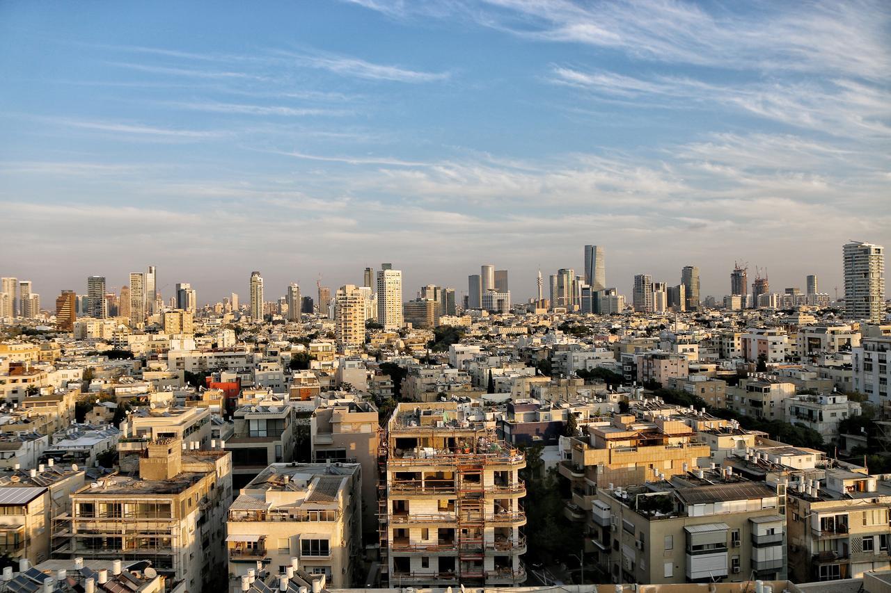Superior Zimmer mit Balkon und Blick auf die Stadt