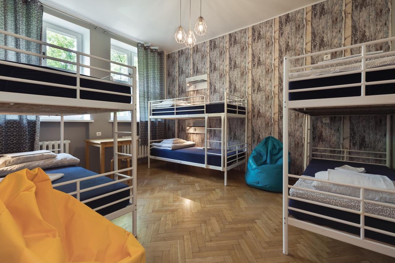 Lit dans Dortoir 6 Lits avec Salle de Bains Commune