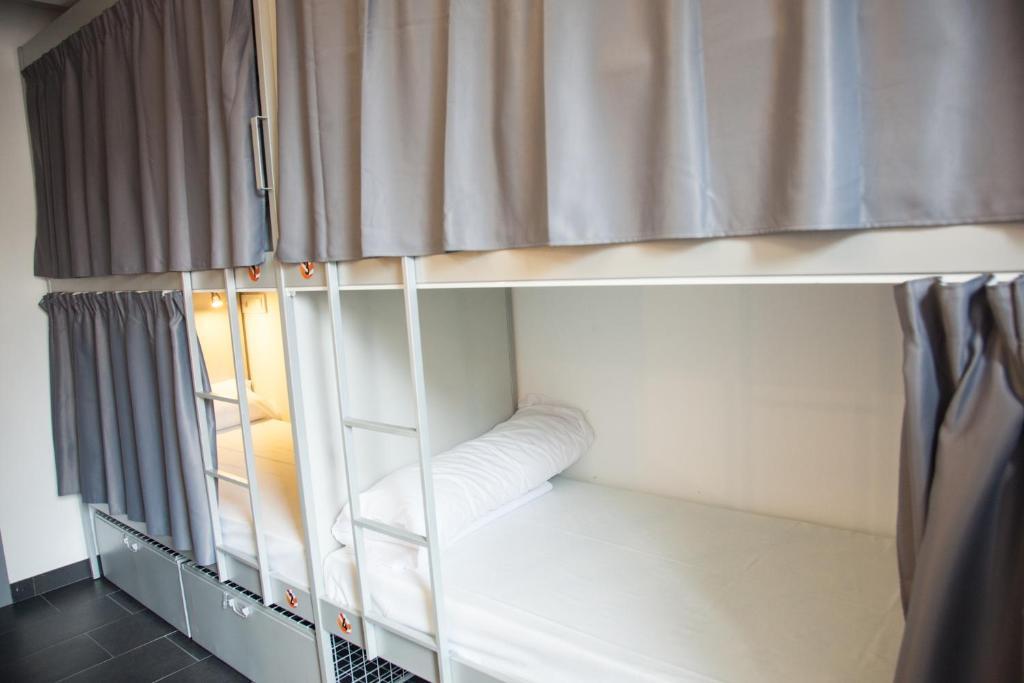 Cama num Dormitório com 8 Camas