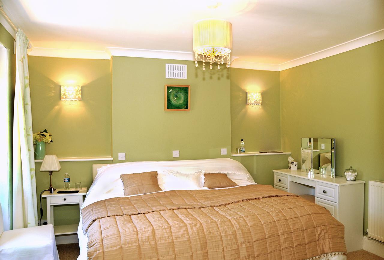 Deluxe Double or Twin Room Shower