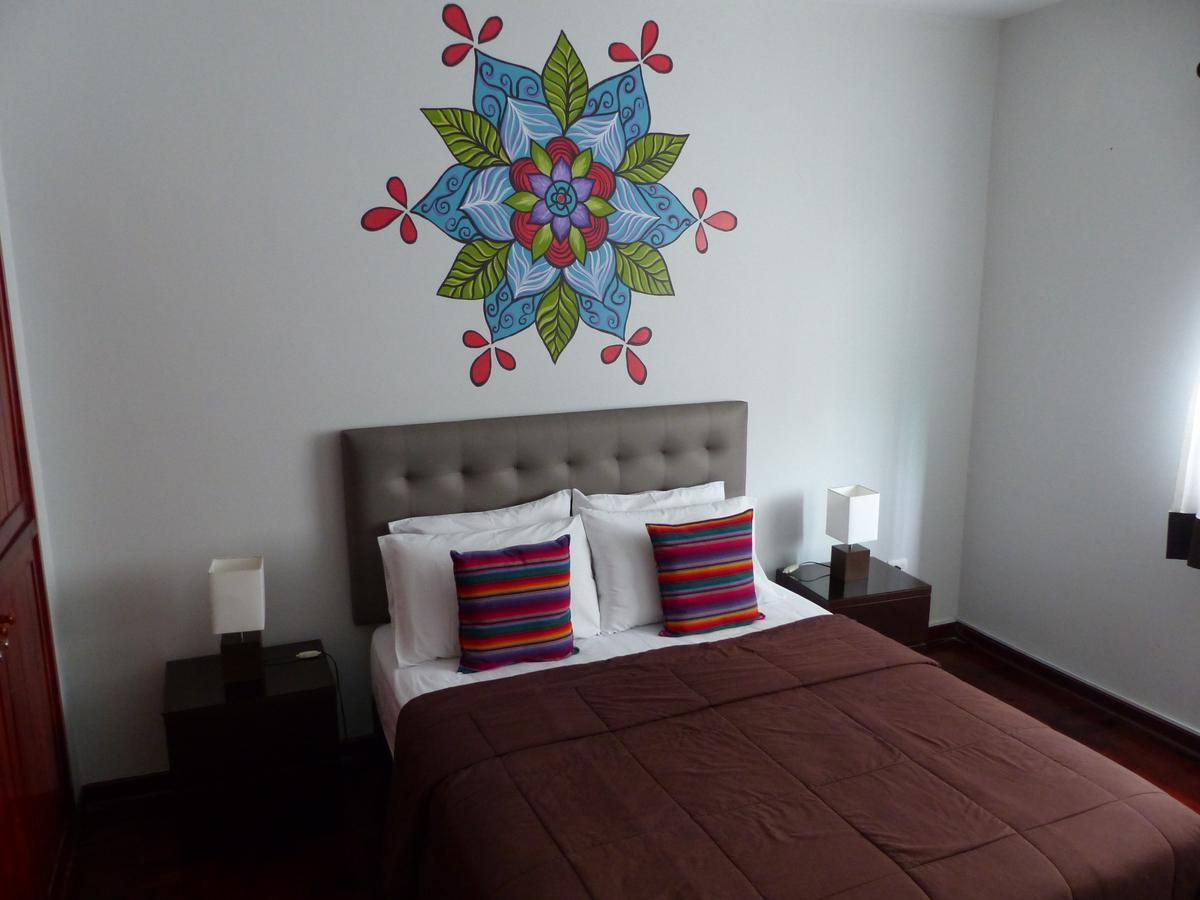 Zimmer mit Queensize-Bett und Gemeinschaftsbad