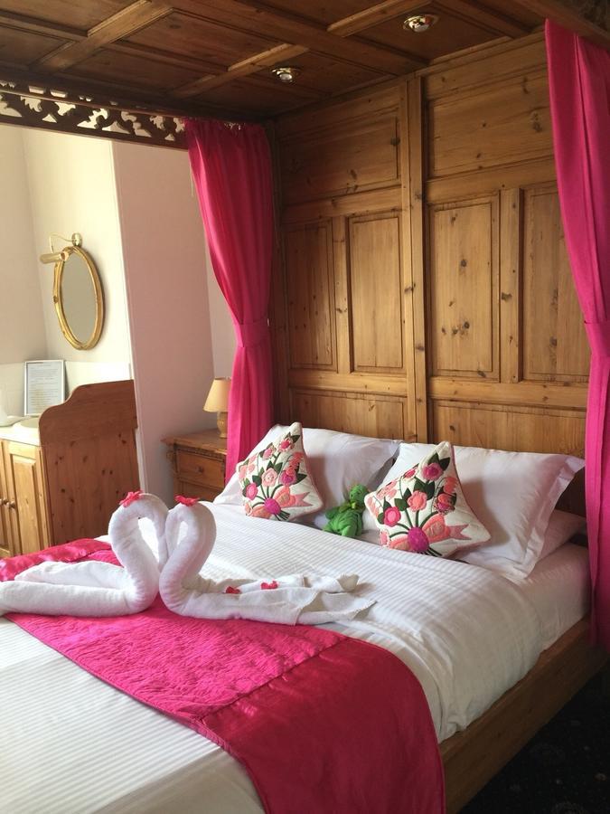 Large Double Room Four Poster Bed Room 4