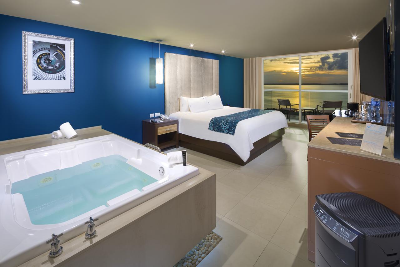 Deluxe Zimmer mit Kingsize-Bett und Blick auf die Lagune