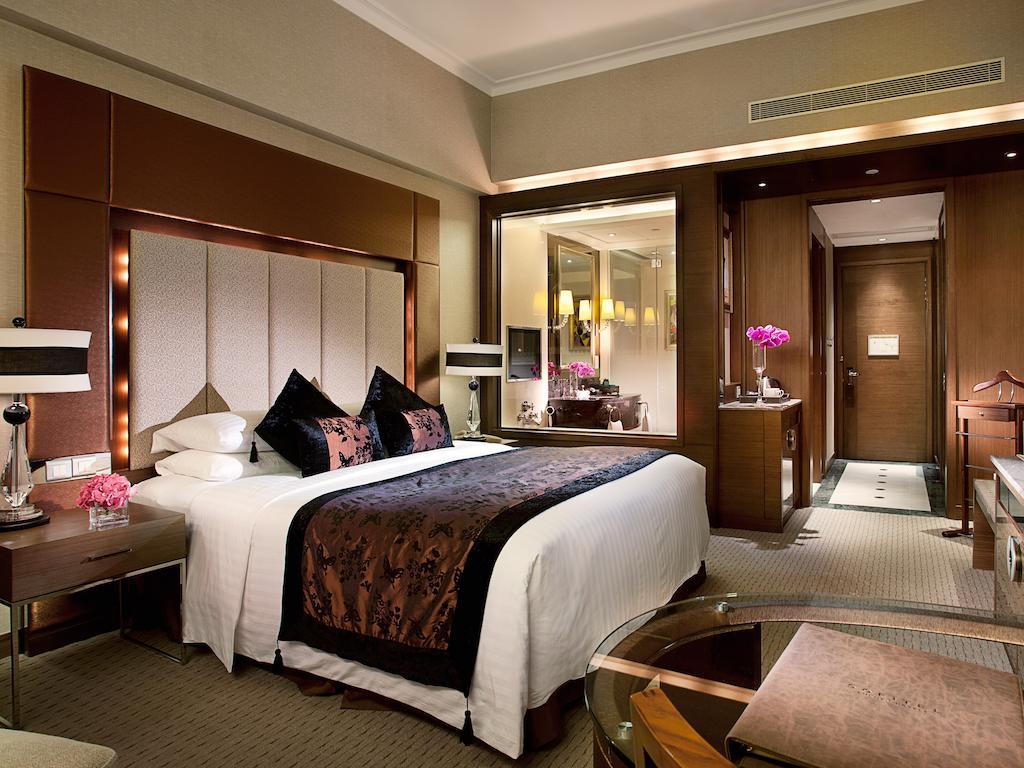 Habitación de lujo con cama extragrande y vistas al río