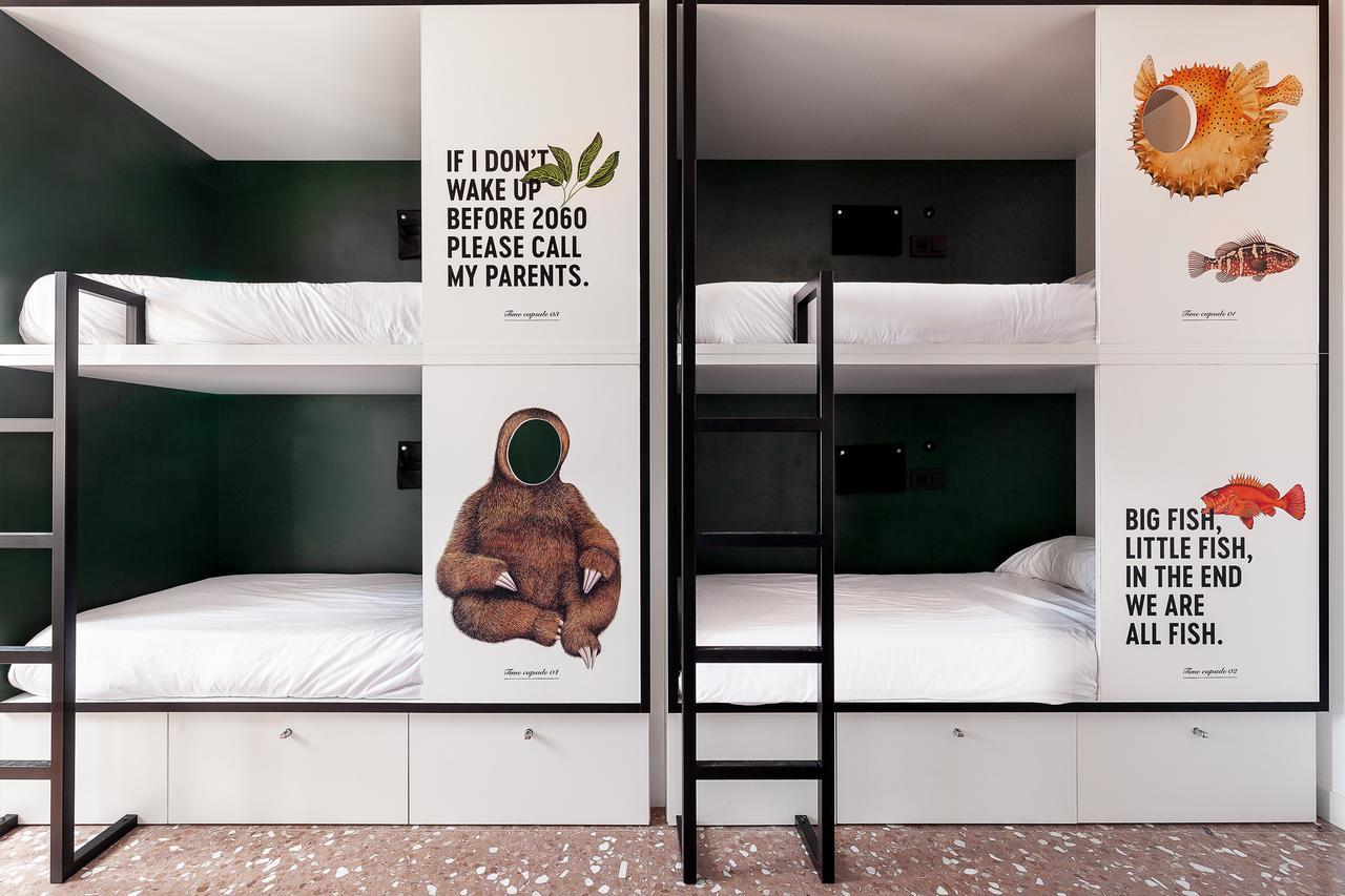Cama em Dormitório Misto com 8 Camas e Banheiro