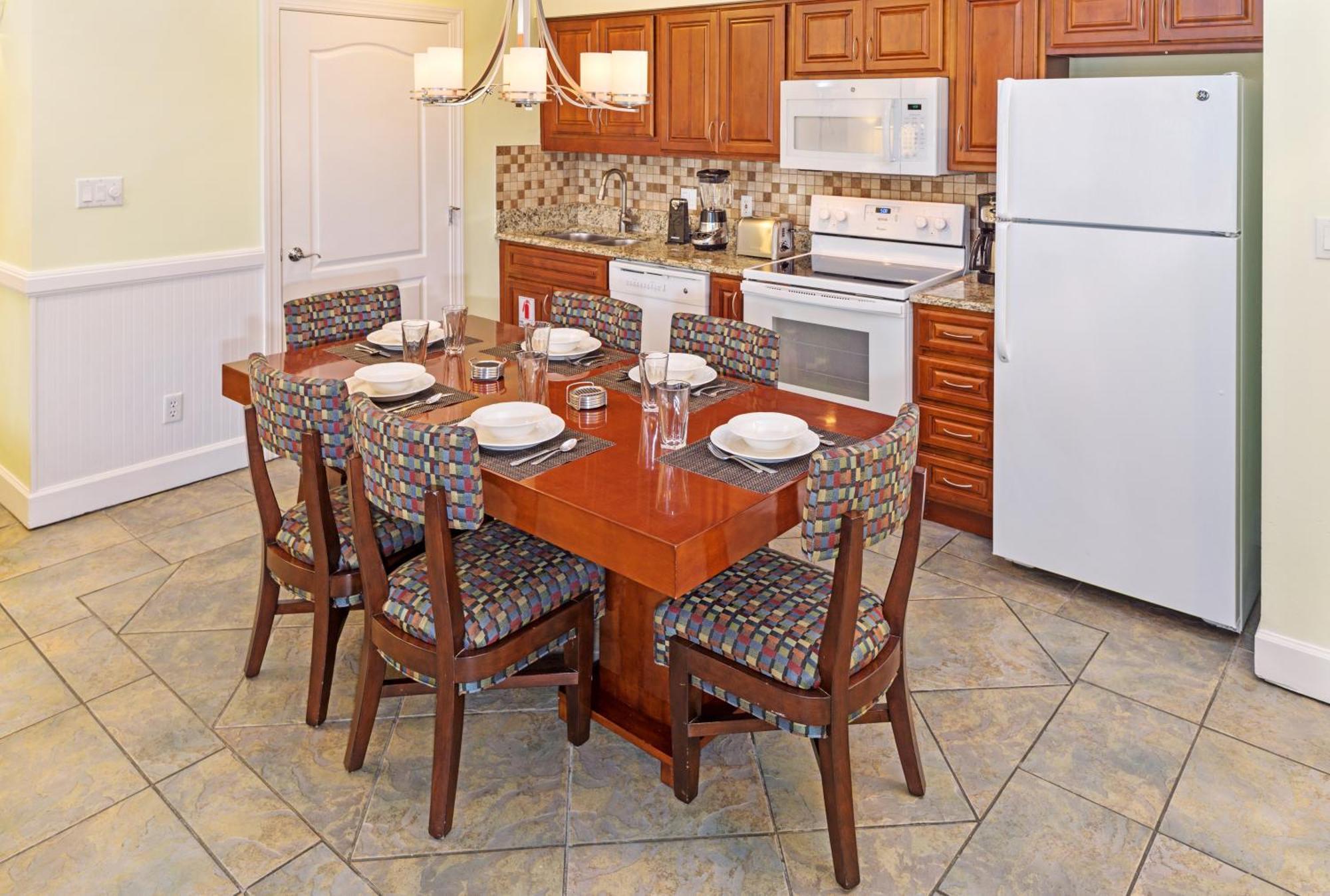 Three-Bedroom King Suite with Two Twin Beds and Bath Tub - Mobility Accessible,673806123:JPEG