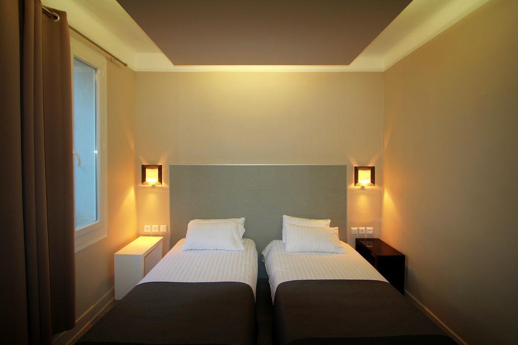 Twin Room with Street View