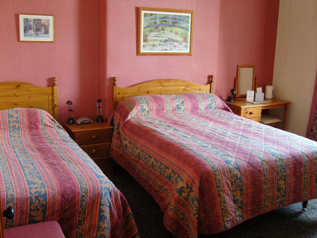 Quarto Família (3 Adultos)