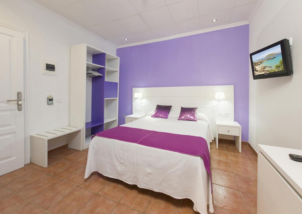 Habitación con cama grande