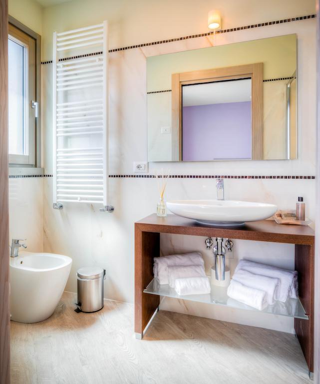 Junior Suite Kitchen & Pool Access