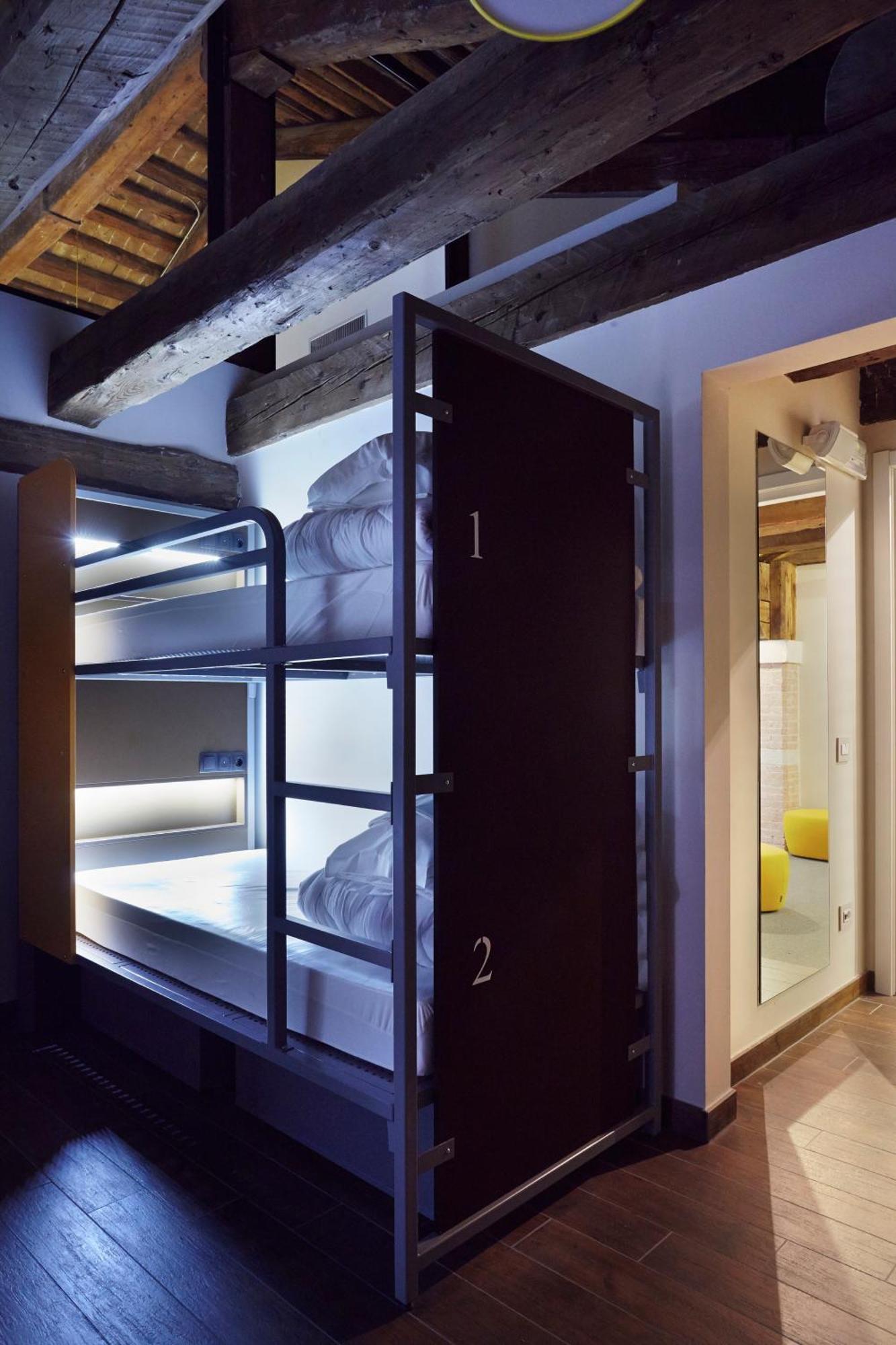 Bed in 7 Bed Dormitory - Shared Bathroom