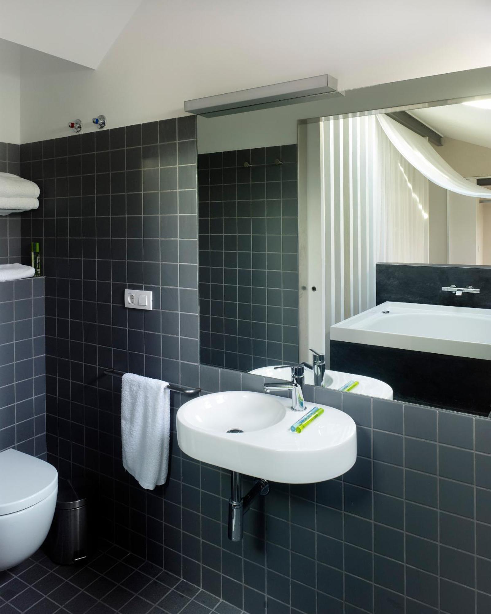 Deluxe Double Room Bath