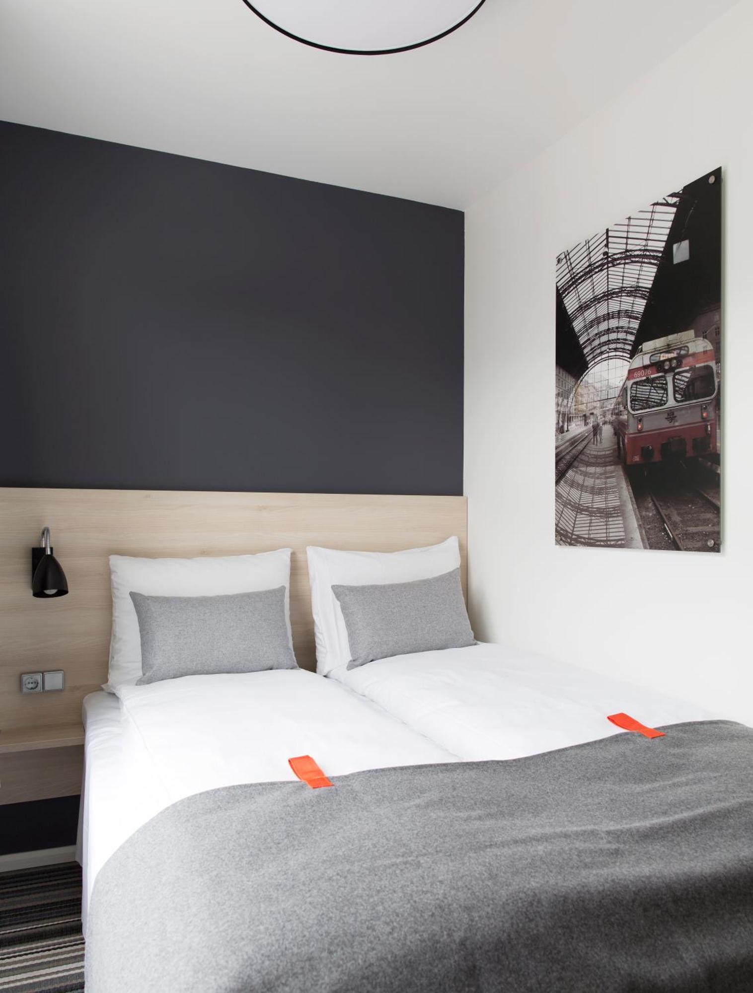 Small Double Room,412921386:JPEG