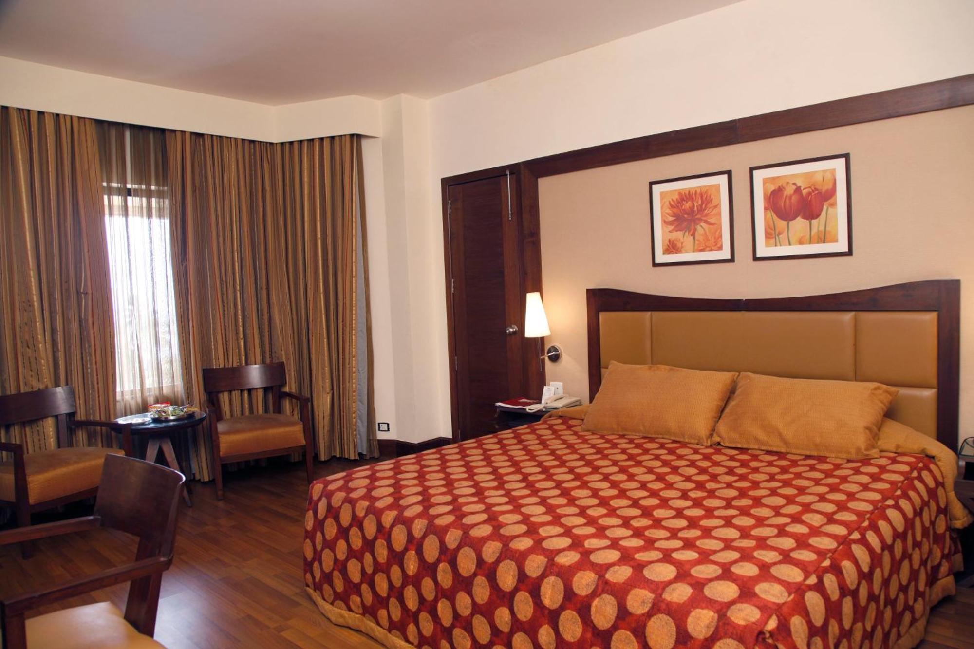 Pool View Deluxe Room King Bed