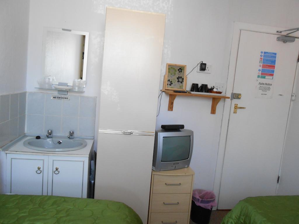 Camera Doppia con Letti Singoli e Bagno in Comune