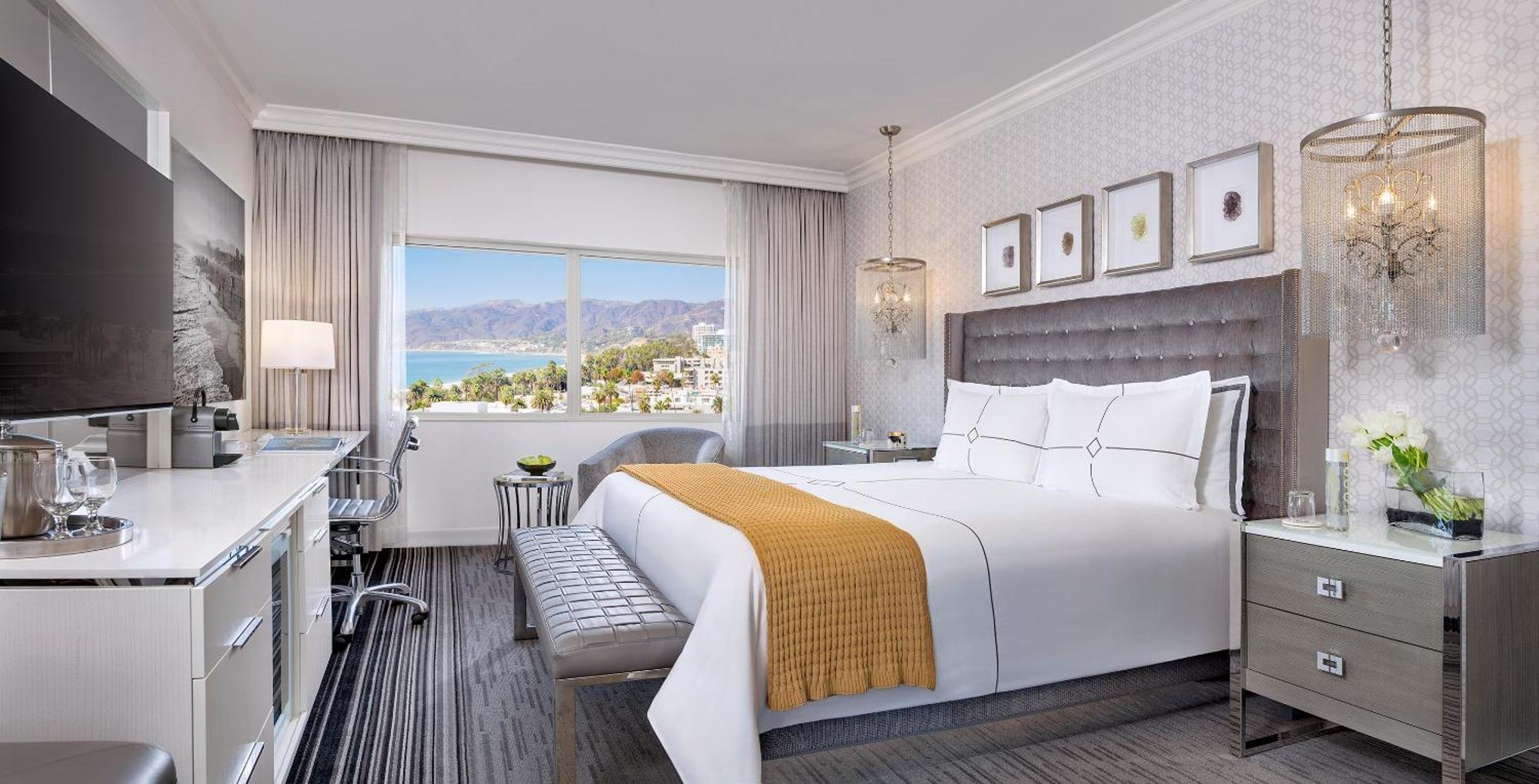 Deluxe King Room City View