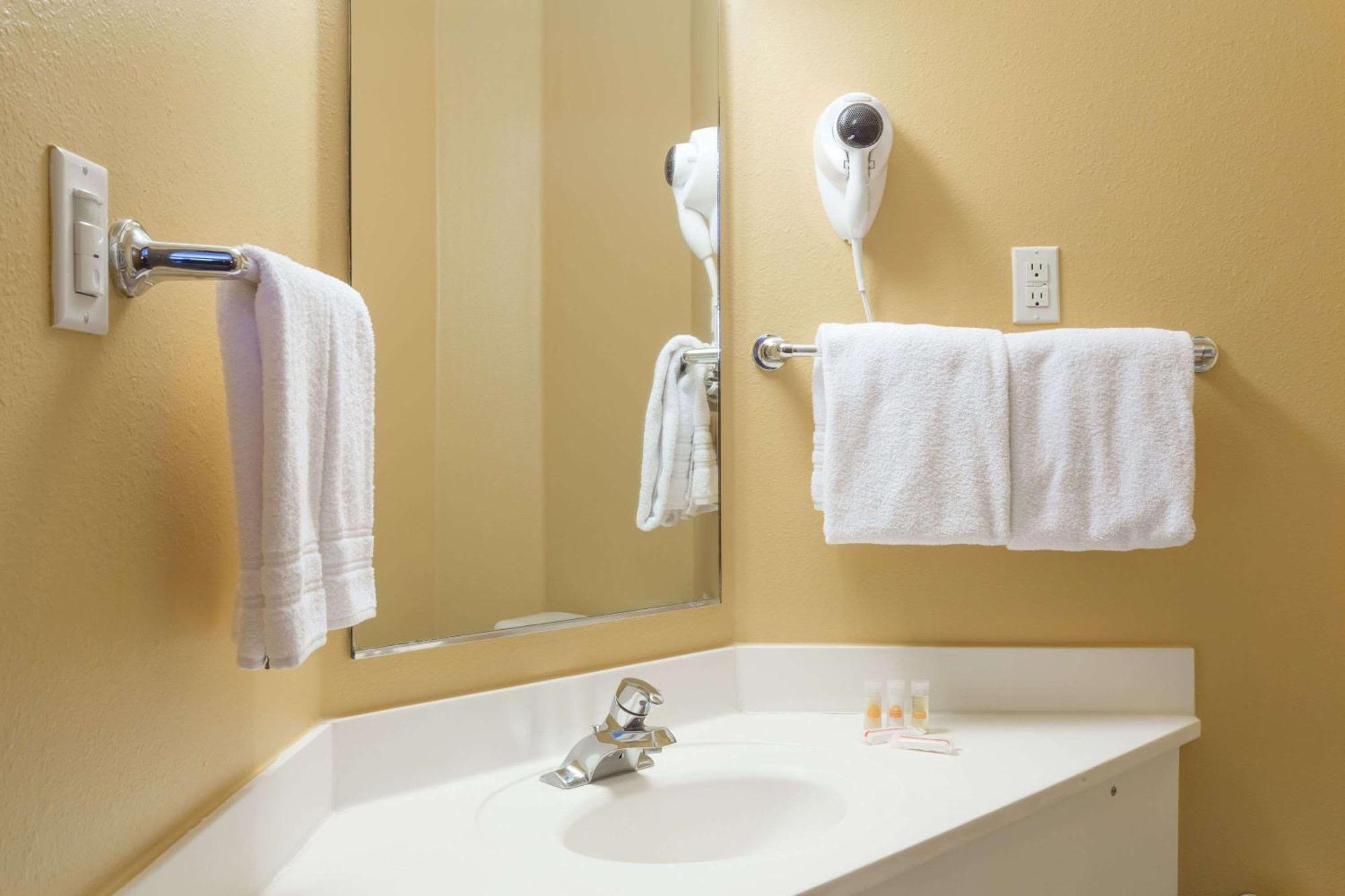 Chambre Lit King-Size - Accessible aux Personnes à Mobilité Réduite - Non-Fumeurs