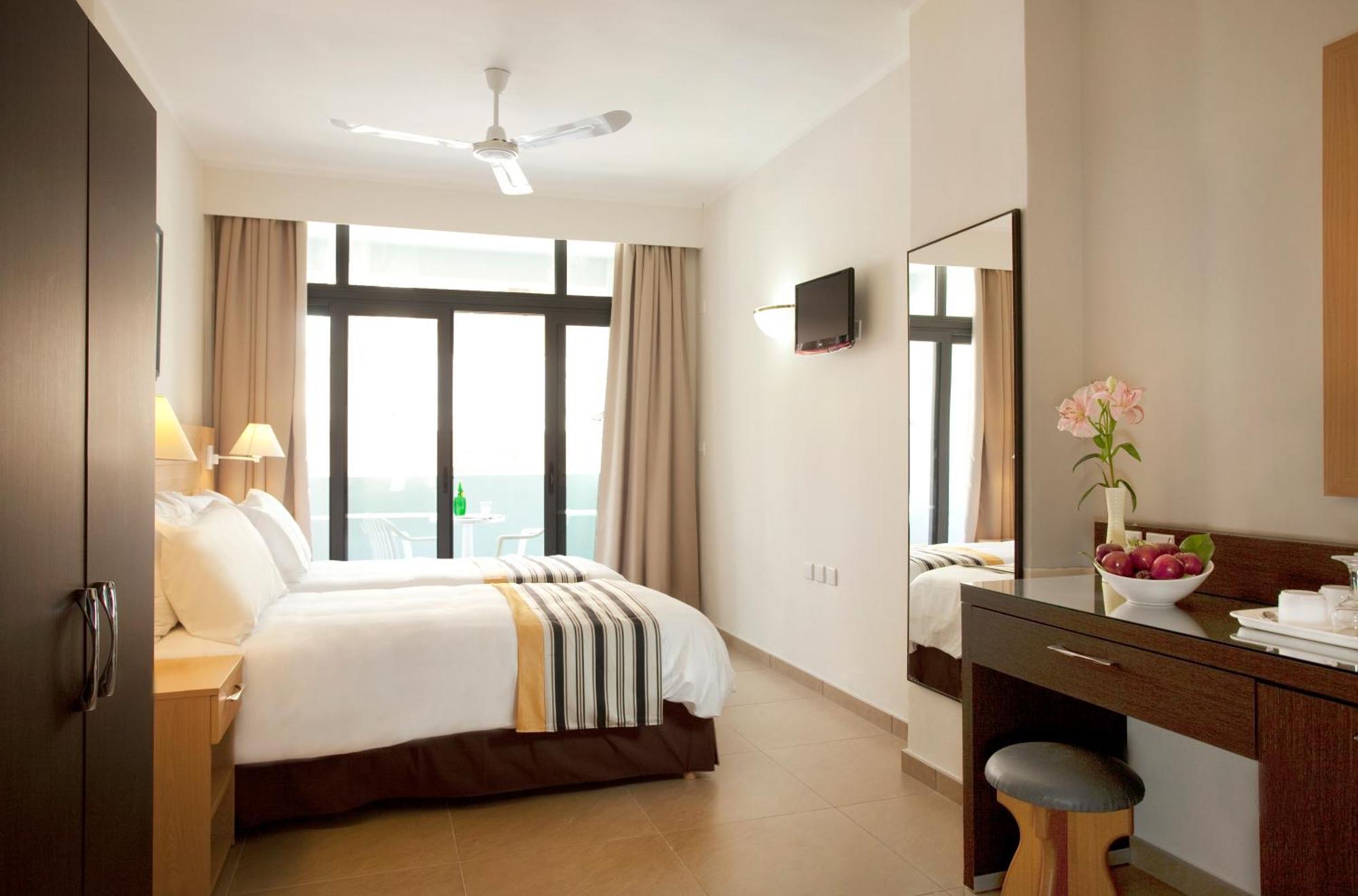 Quarto com Cama de Casal ou 2 de Solteiro e Varanda
