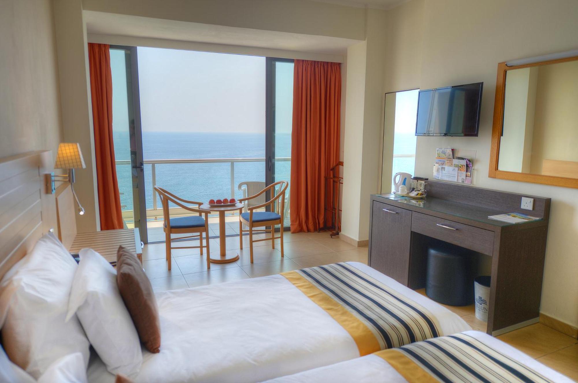 Quarto com 2 Camas de Solteiro e Vista do Mar