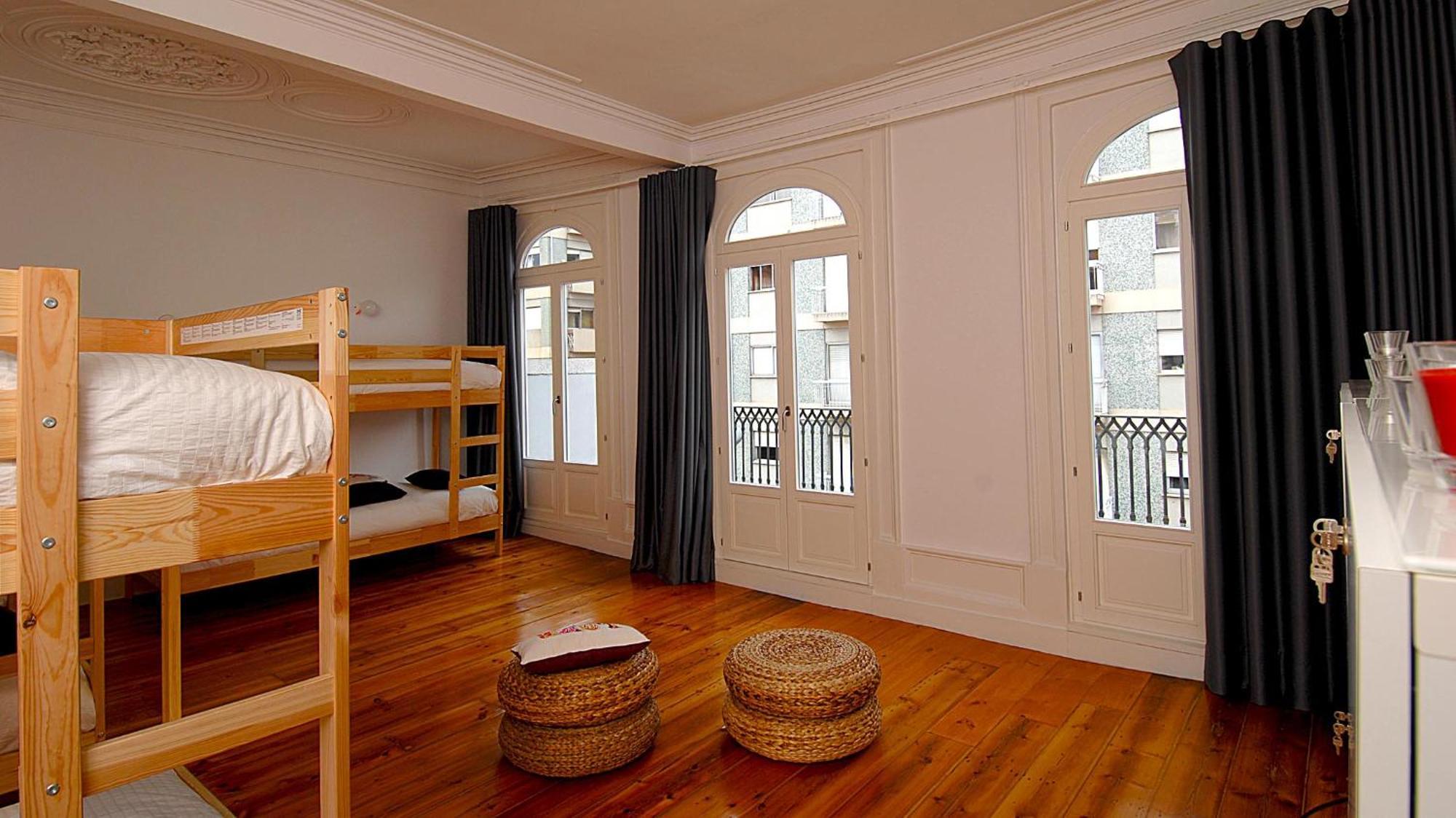 Bed 8-Bed Dormitory Room Balcony