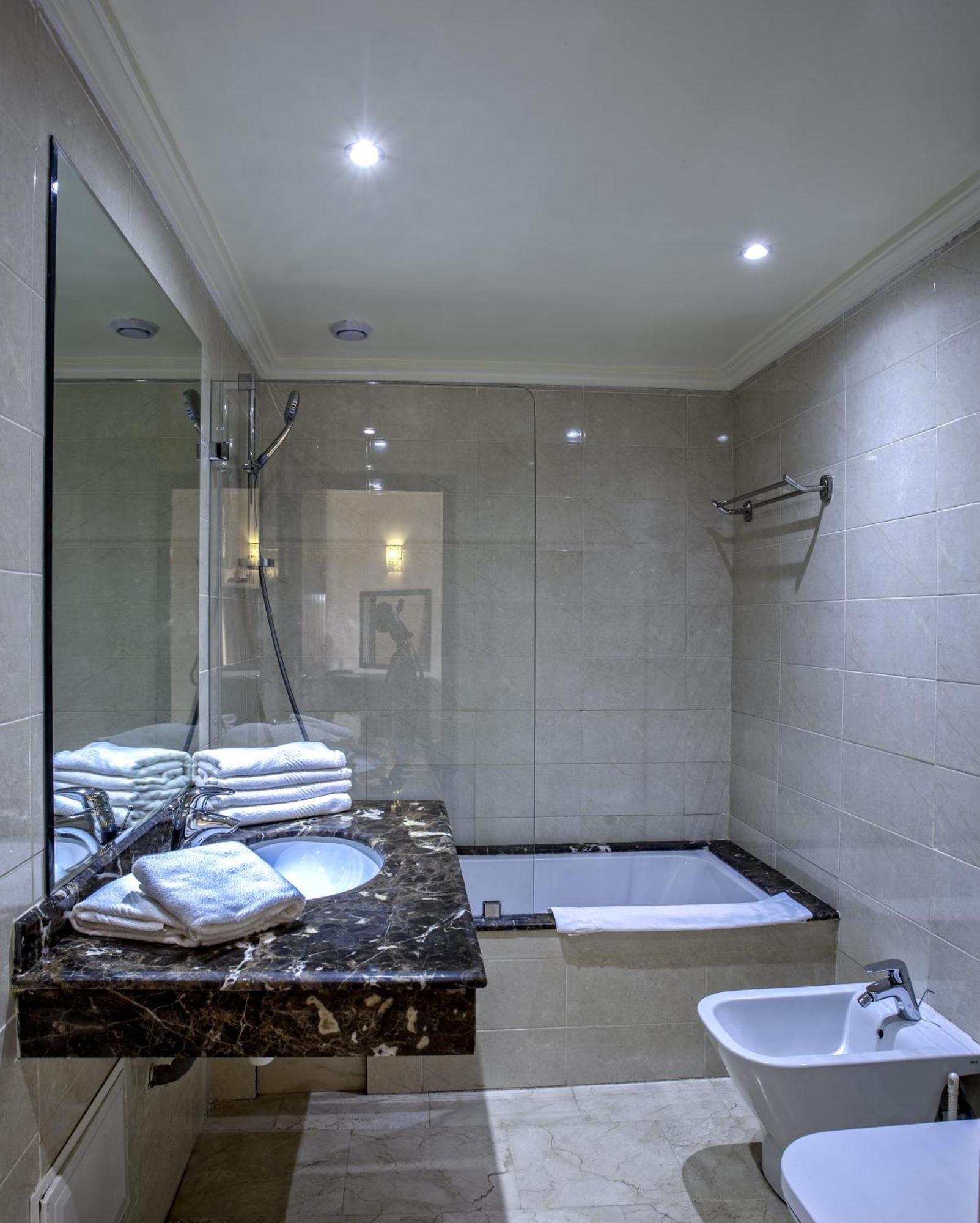 Junion Apartment with Pool View