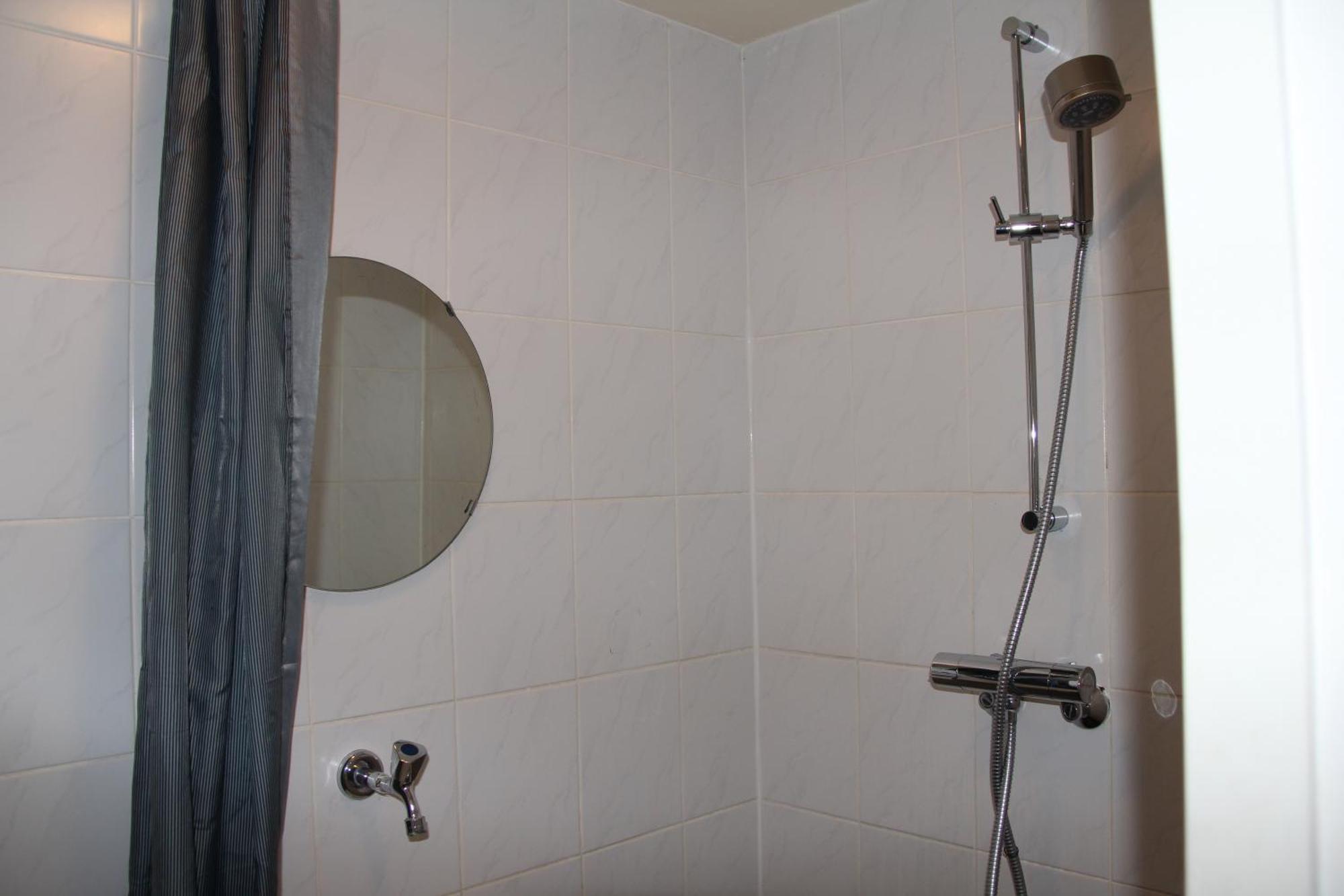 Quarto Individual Básico com Casa de Banho Partilhada