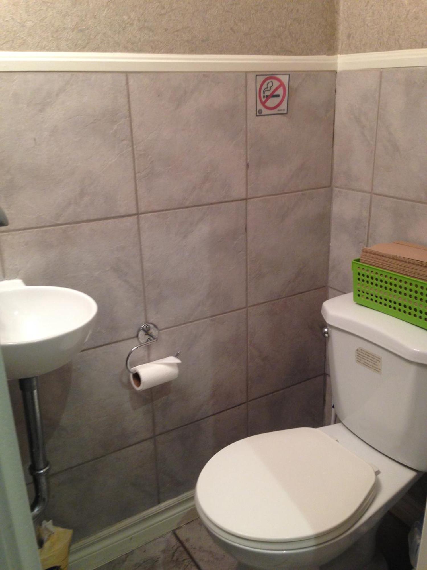 Quarto Básico com Cama de Casal e Casa de Banho Partilhada