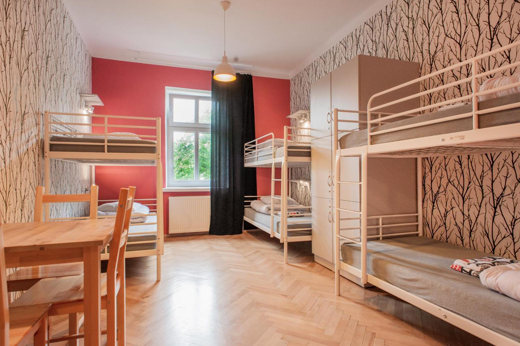 Cama en habitación compartida de 6 camas con baño privado