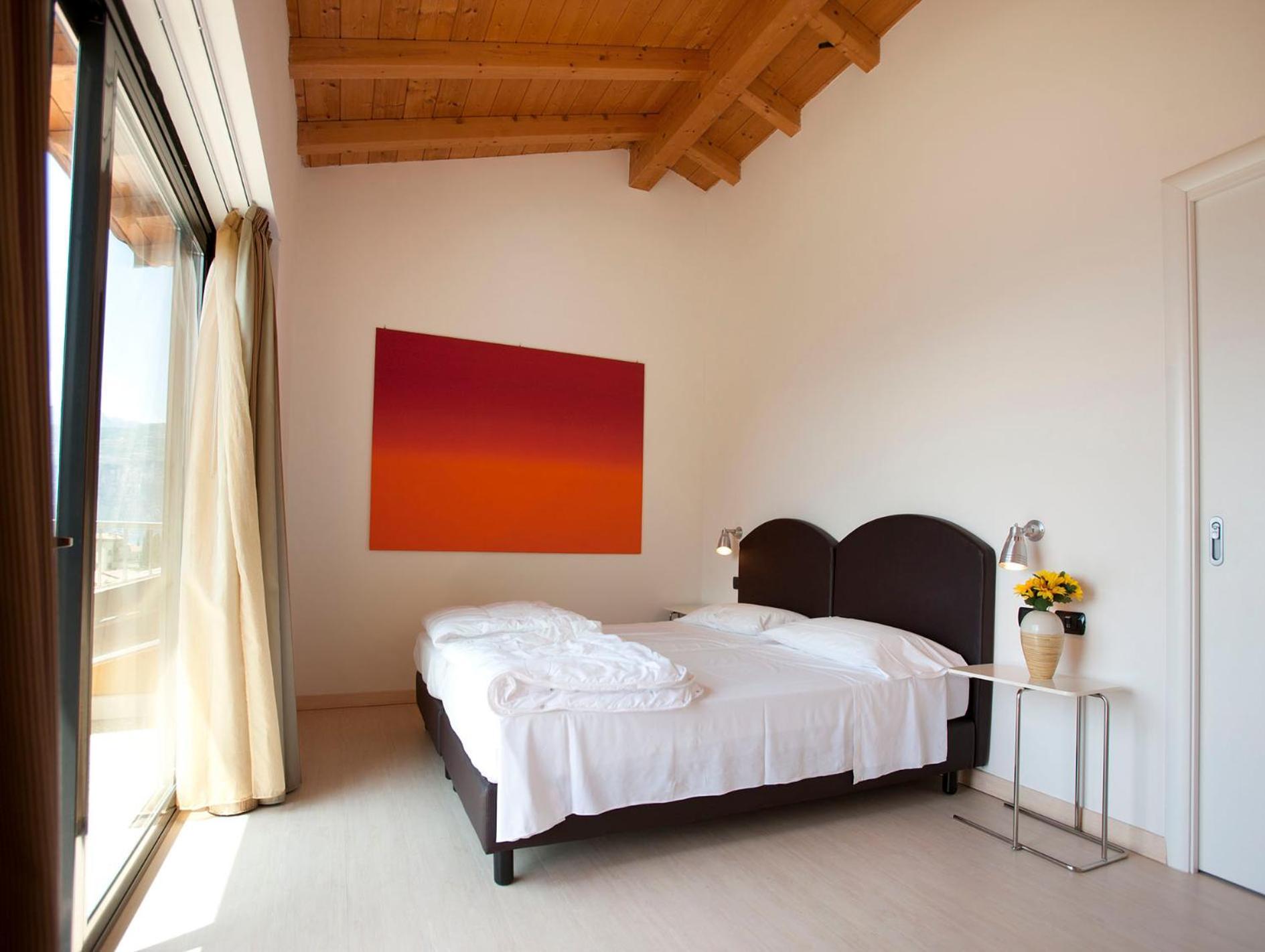 One-Bedroom Apartment Lake View