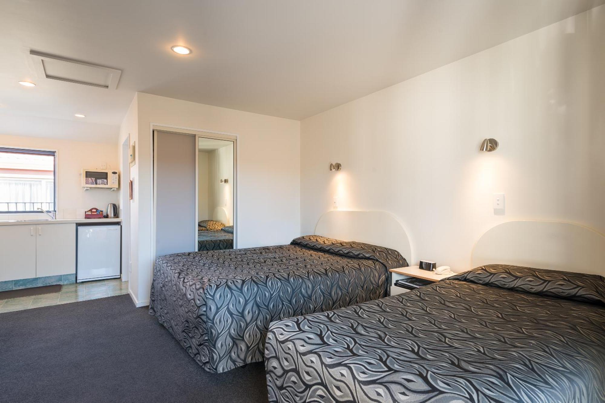 Triple Room Queen Single Beds