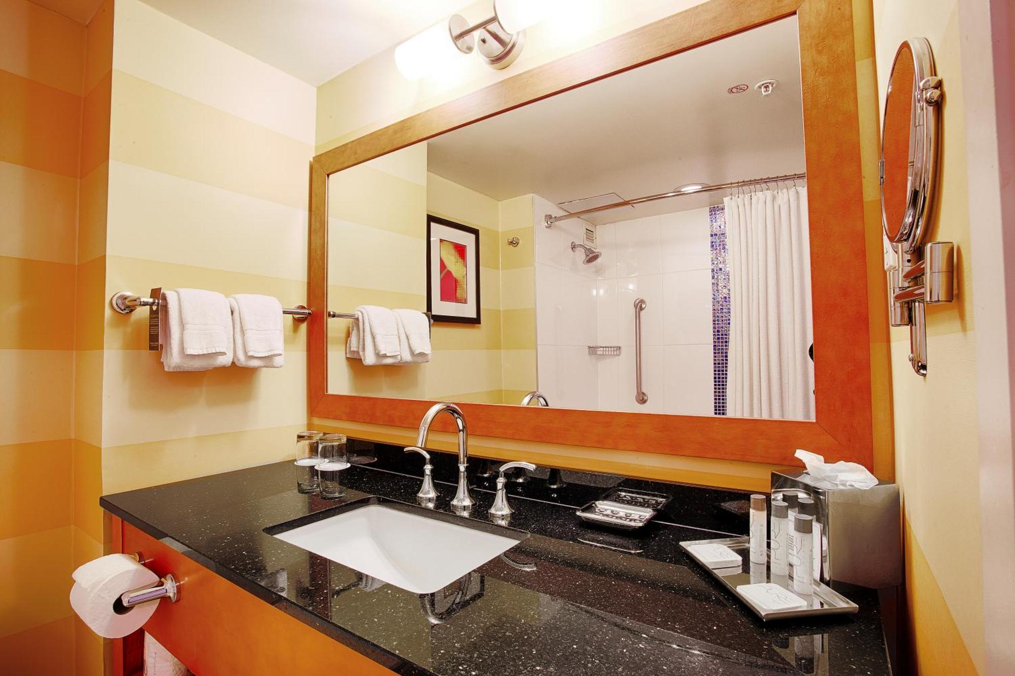 Quarto com 2 Camas de Casal - Lado da Cidade