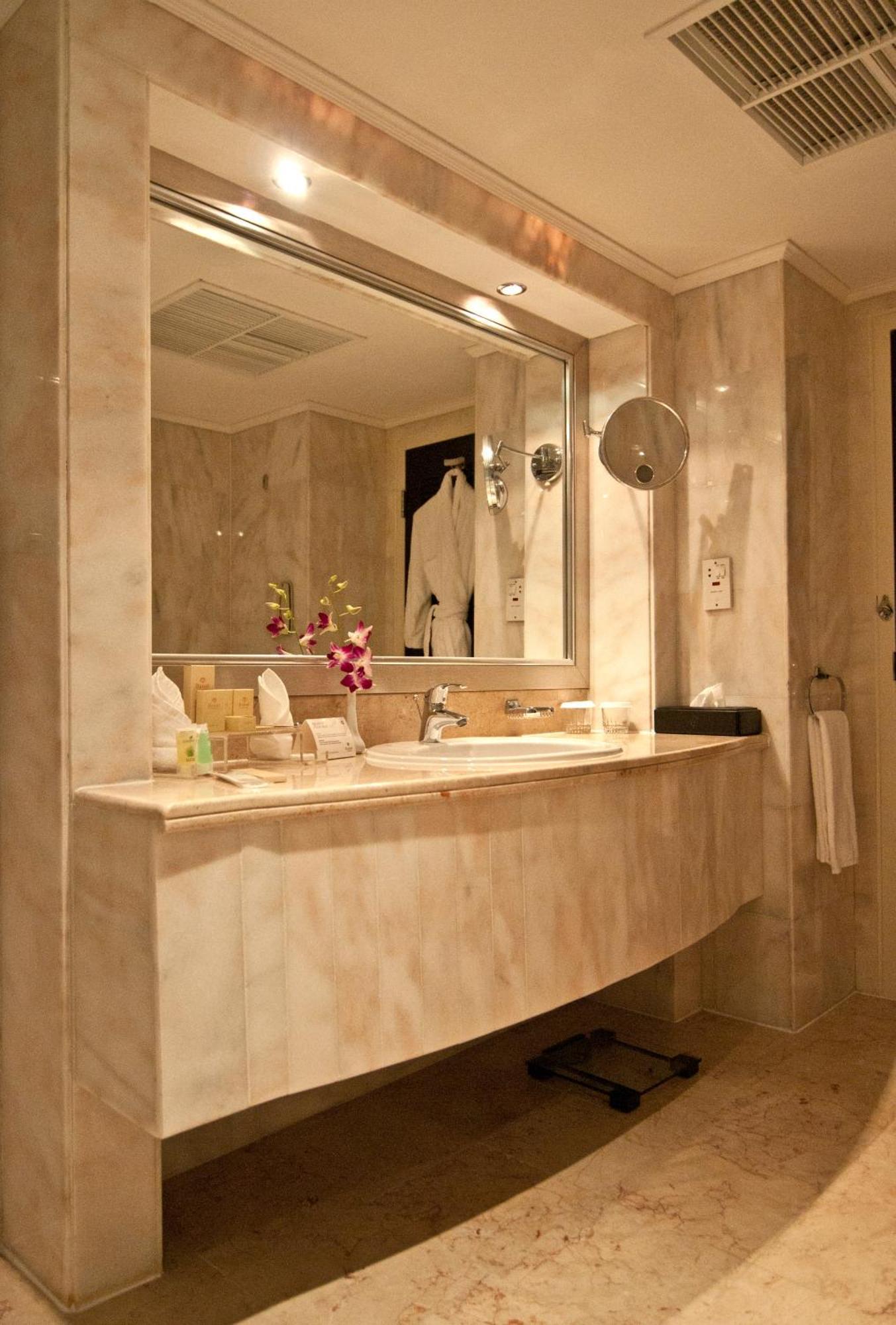 One Bedroom Executive Suite Kitchen on F&B on Spa