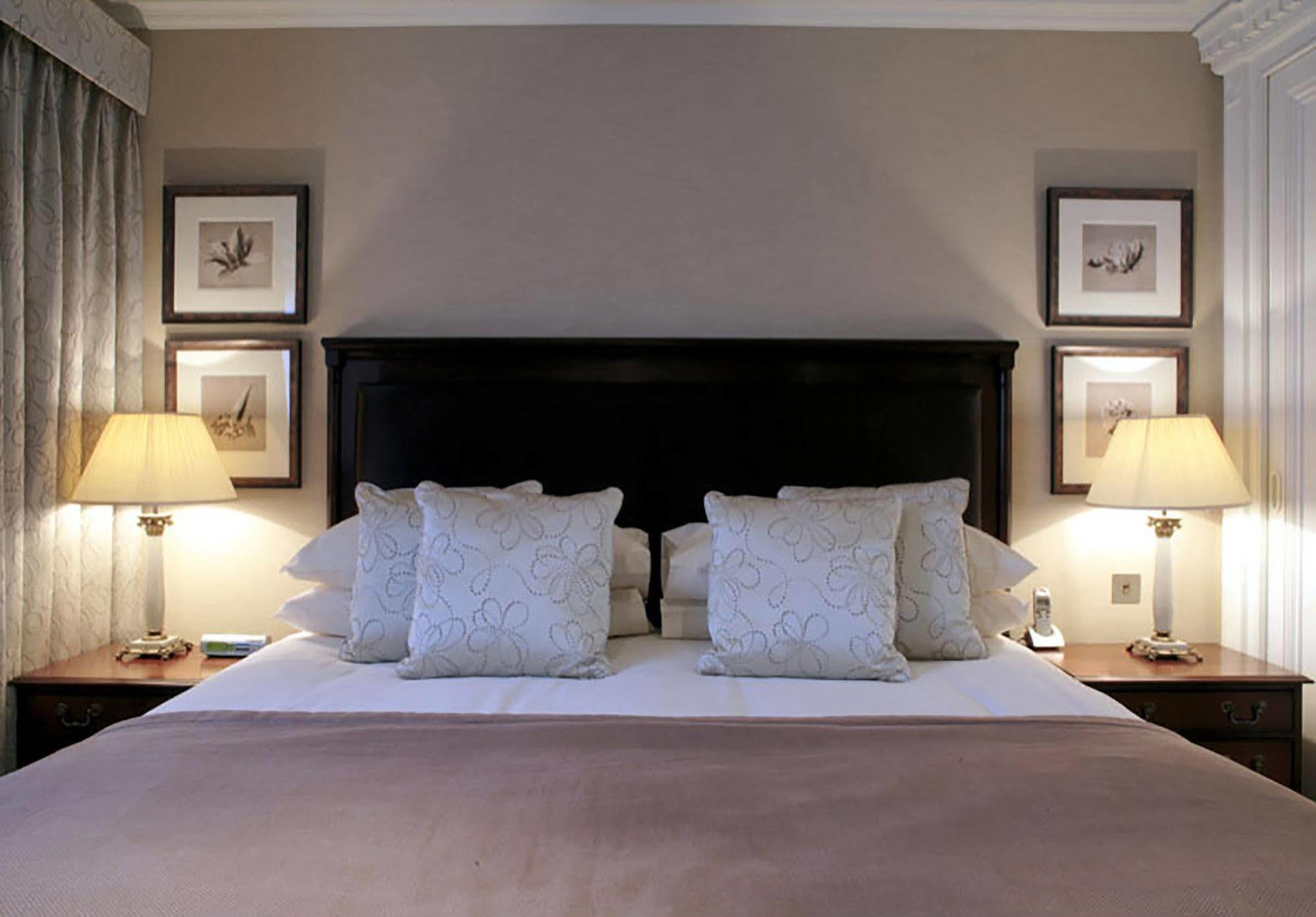 Deluxe Three-Bedroom Apartment Brompton Road,1094093346:JPEG