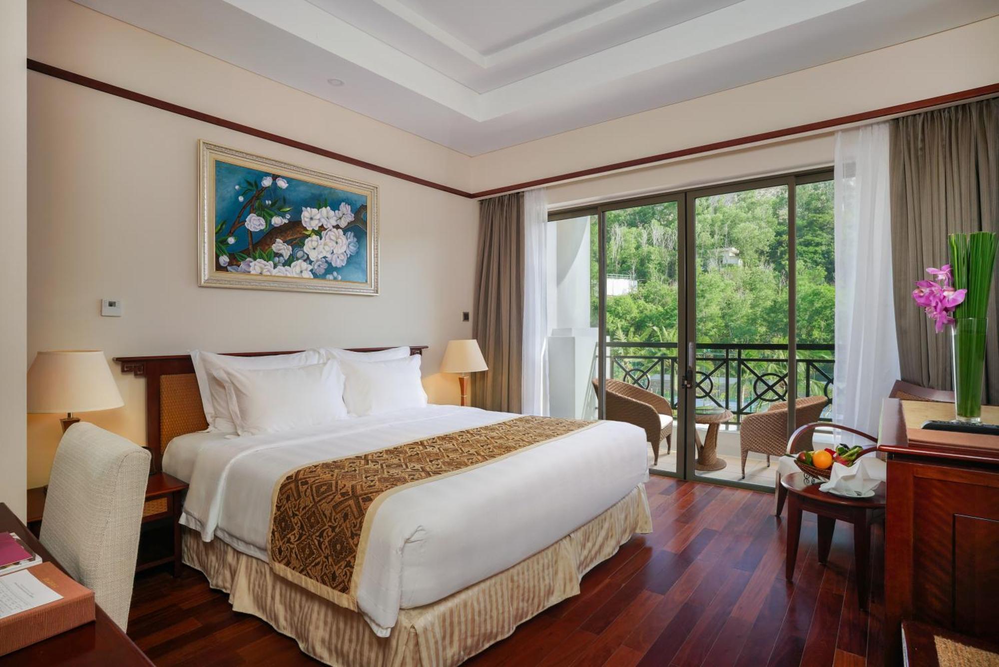 Deluxe Queen Bed