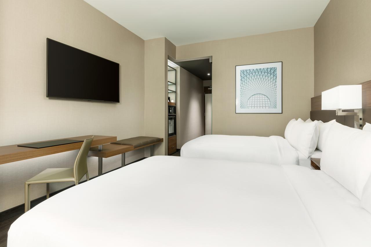 Doppelzimmer mit 2 Doppelbetten und Stadtblick