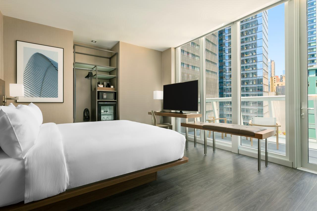Zimmer mit Kingsize-Bett und Balkon