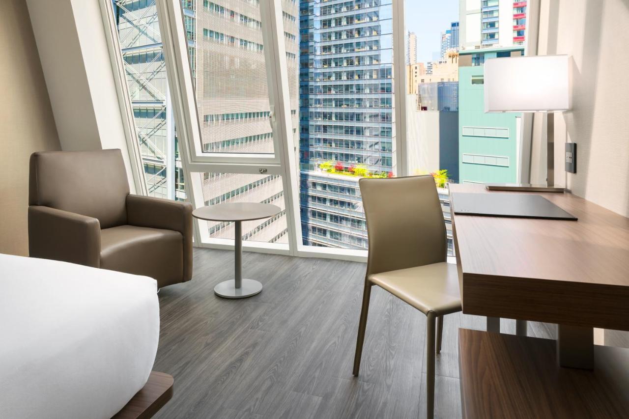 Zimmer mit Kingsize-Bett und Stadtblick