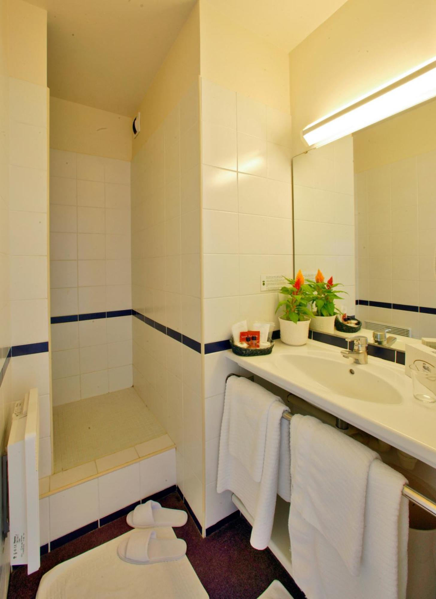 Economy Twin Room Shower
