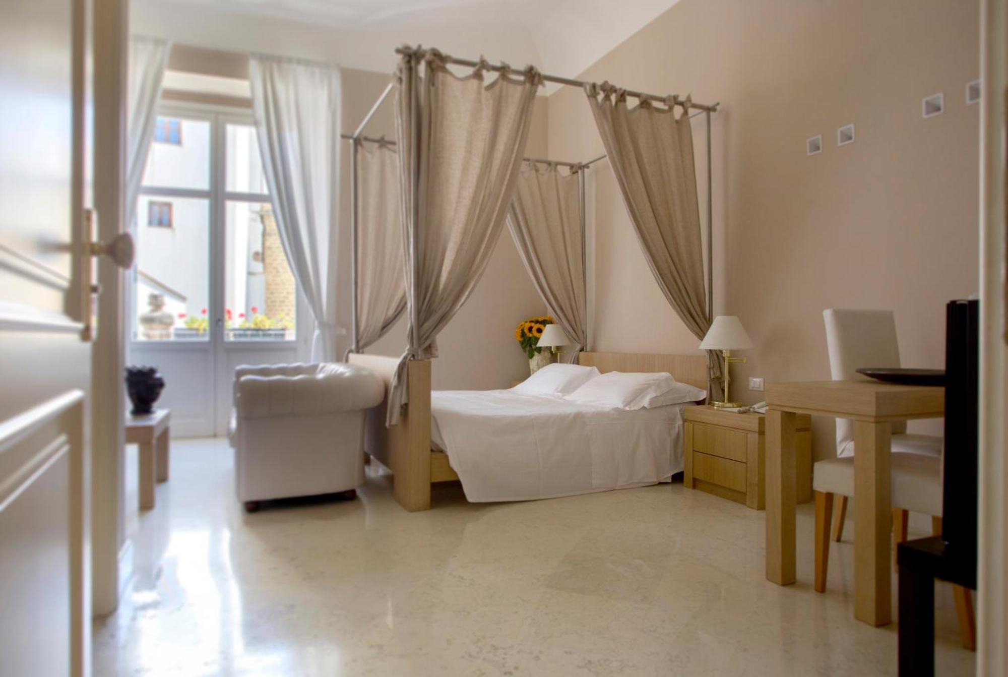 Camera Superior con Letto a Baldacchino