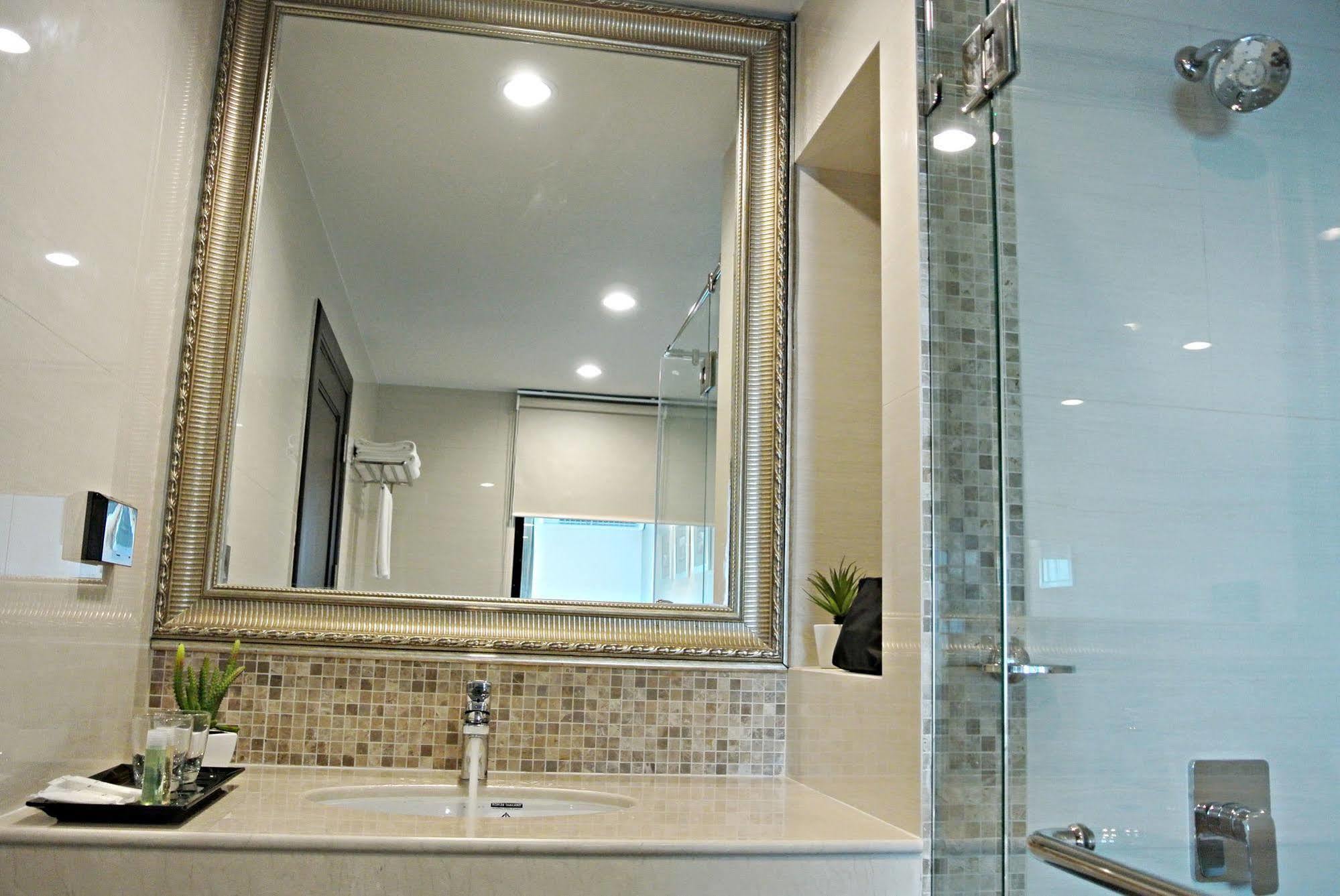 Twin Room Bath,698563680:JPEG
