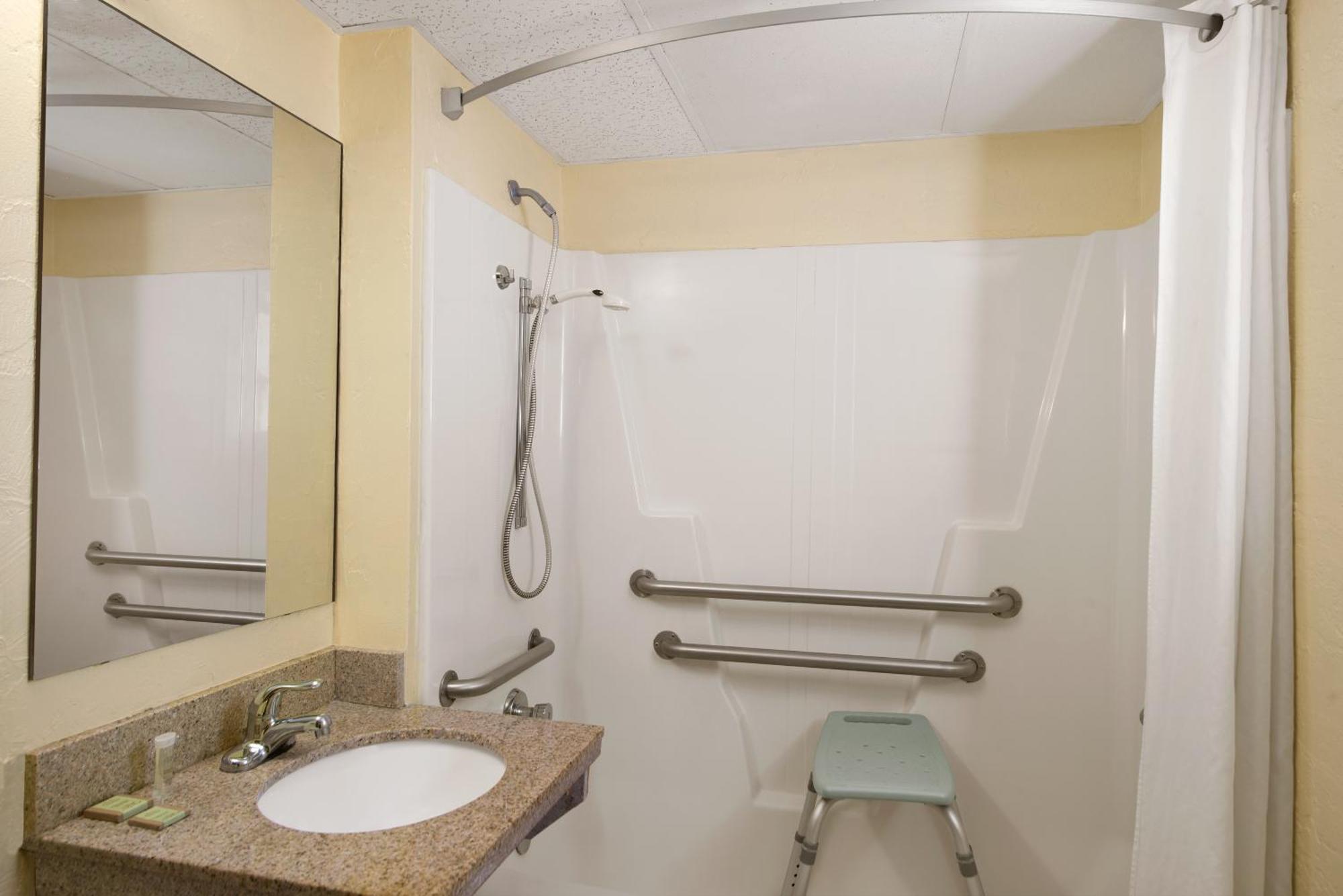Chambre Lit King-Size avec Baignoire - Accessible aux Personnes à Mobilité Réduite/Malentendantes - Non-Fumeurs