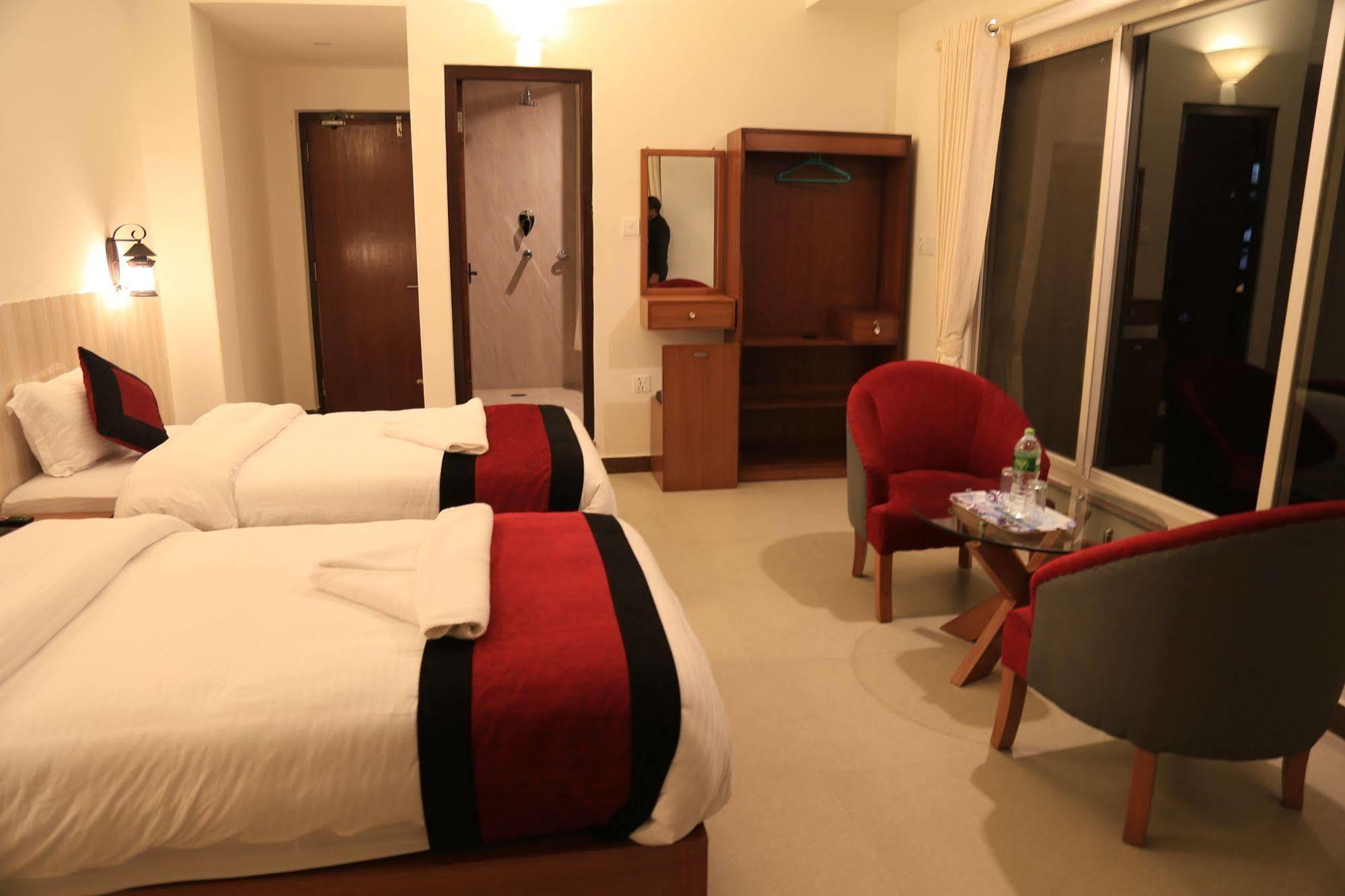 Deluxe Room Mountain or City View